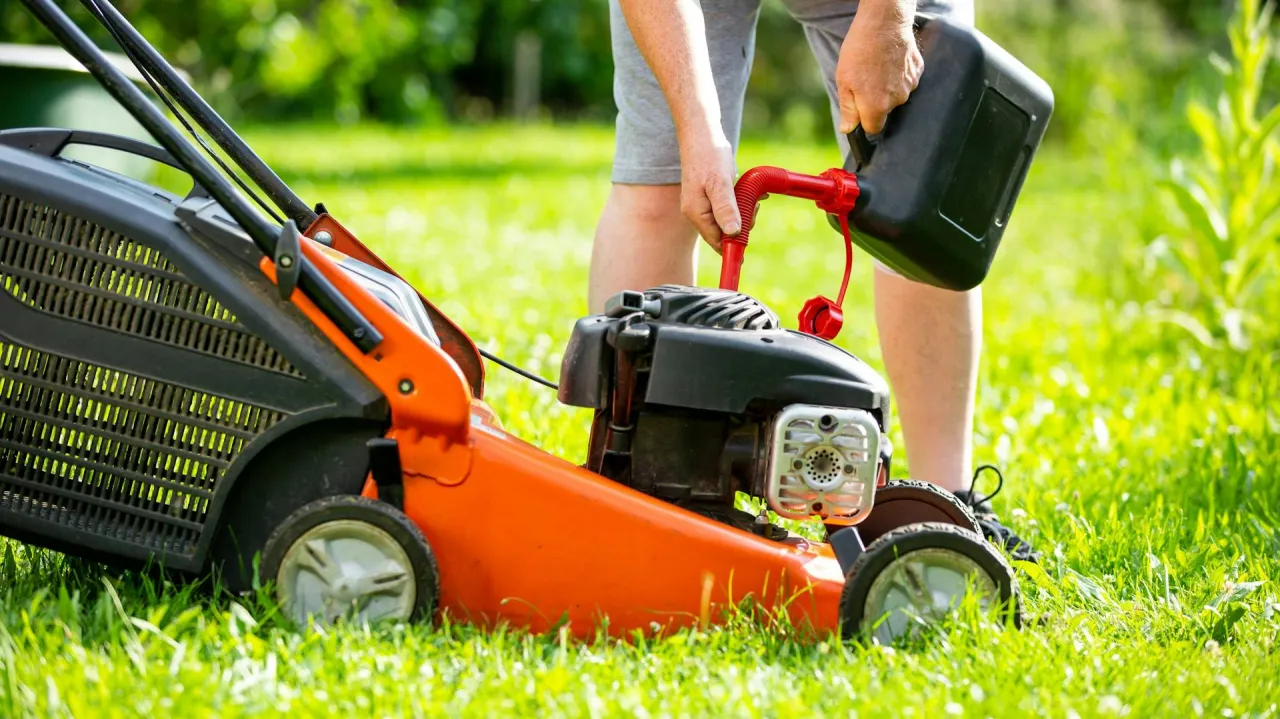 Kosiarka: Jakie paliwo wybrać? Poradnik 4T i 2T