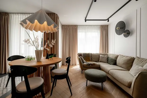 Miodowe zasłony w salonie: Jak ocieplić wnętrze? 5 pomysłów