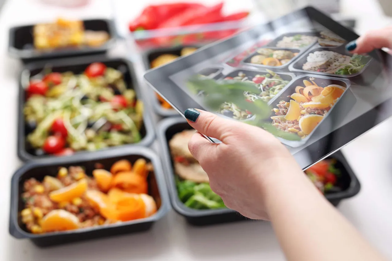 Catering dietetyczny co to? Poznaj korzyści i rodzaje diet