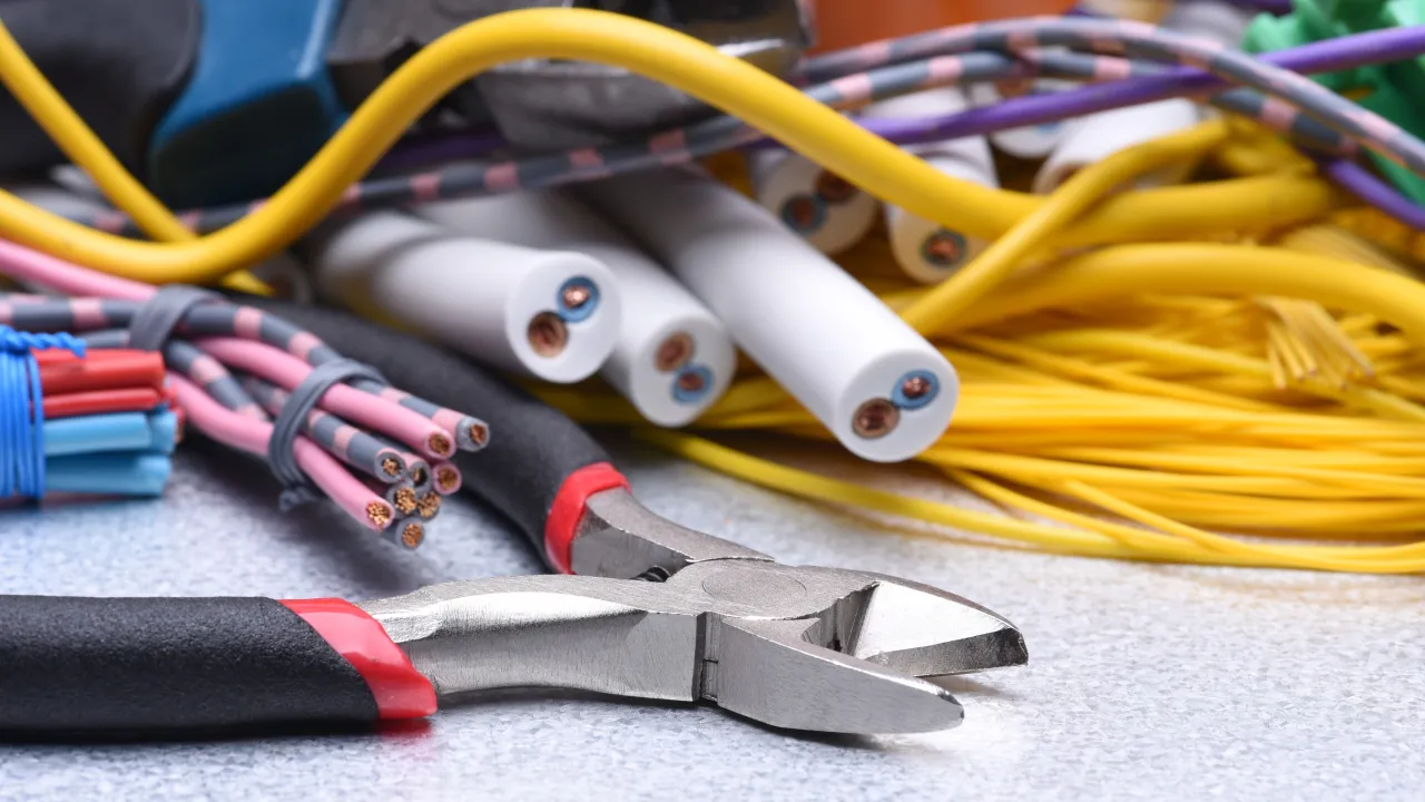 Przyłącze prądu do działki: Poradnik krok po kroku i koszty