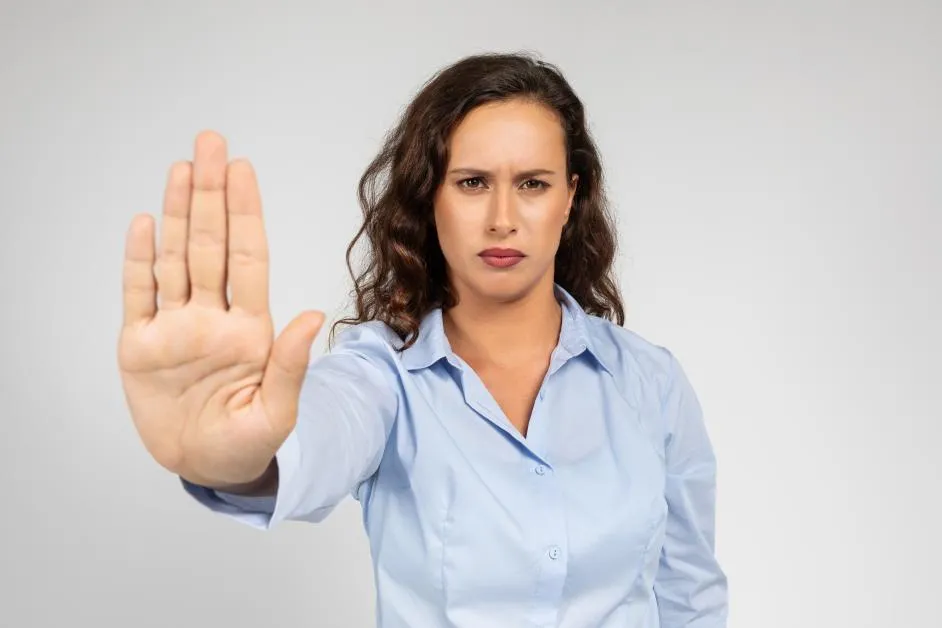 Jak skutecznie zgłosić niewłaściwe zachowanie pracownika? Poradnik