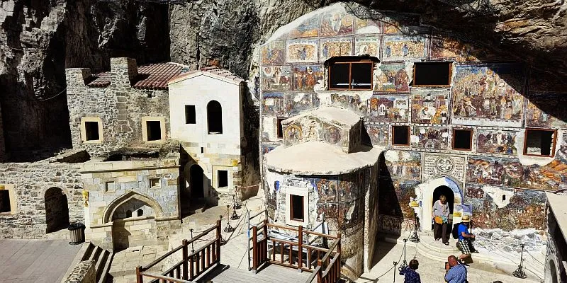 Największe prawosławne klasztory w Europie: Przewodnik po ich największych i najważniejszych miejscach