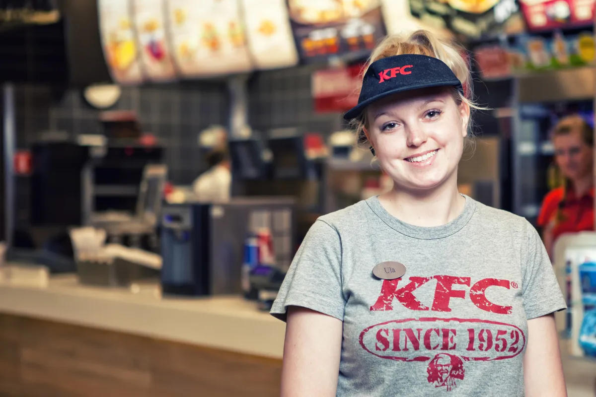 Ile zarabia pracownik KFC? Zaskakujące fakty o wynagrodzeniach Ile zarabia pracownik KFC? Zaskakujące fakty o wynagrodzeniach