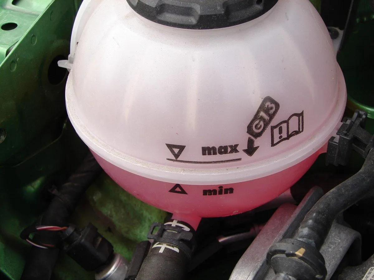 Kiedy dolać płyn do chłodnicy, aby uniknąć przegrzania silnika?