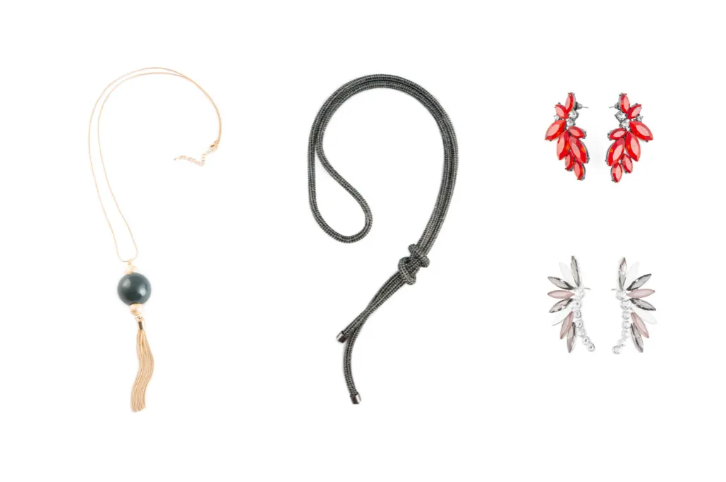 Jaka biżuteria do srebrnej sukienki, aby uniknąć modowych faux pas?