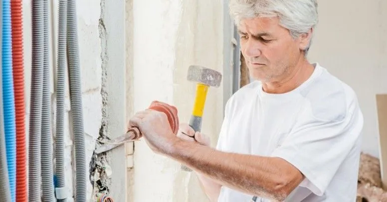 Jak wyrównać stary tynk i uniknąć błędów w renowacji ścian