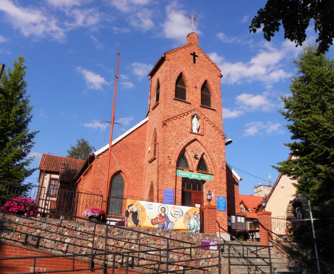 Kościół w Mikołajkach: Urocza świątynia nad jeziorem