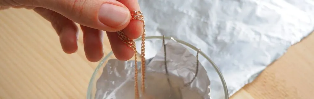 Skuteczne sposoby na czyszczenie biżuterii ze stali chirurgicznej