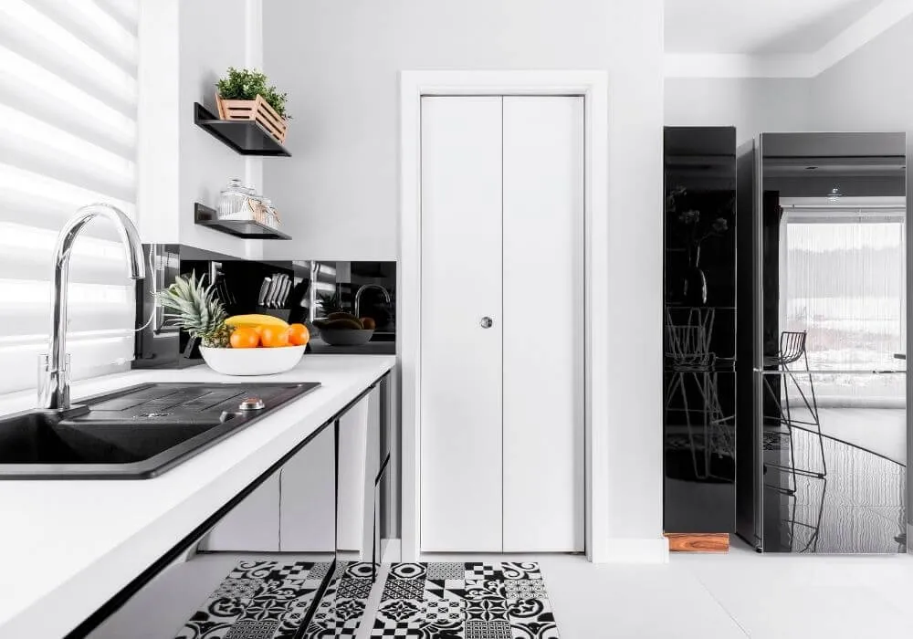 Jaką szybę do białej kuchni wybrać, by uniknąć błędów w aranżacji?