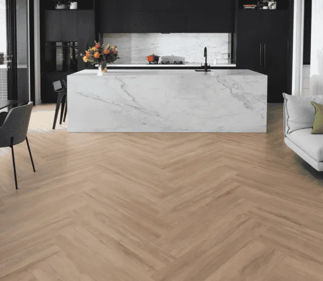 Jakie panele na podłogę? Wybierz idealne: laminat, winyl, drewno.