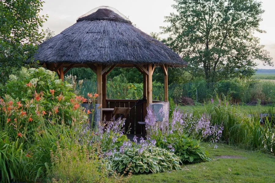 Jak zagospodarować teren wokół altanki, aby stworzyć idealną przestrzeń?
