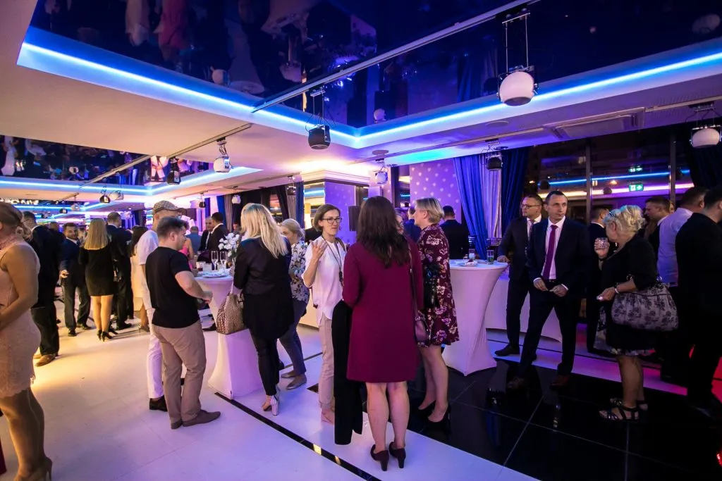 Outfit na imprezę firmową: jak się ubrać i zrobić wrażenie