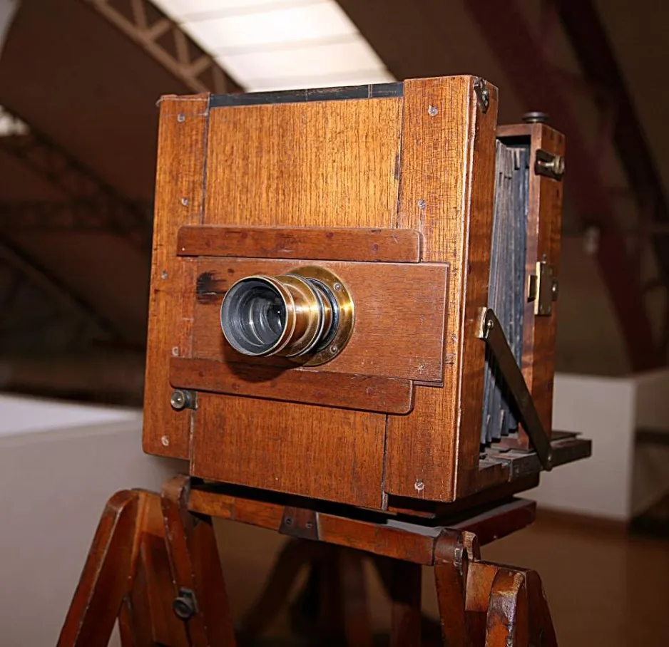 Jak wyglądał pierwszy aparat fotograficzny i jakie miało to znaczenie?