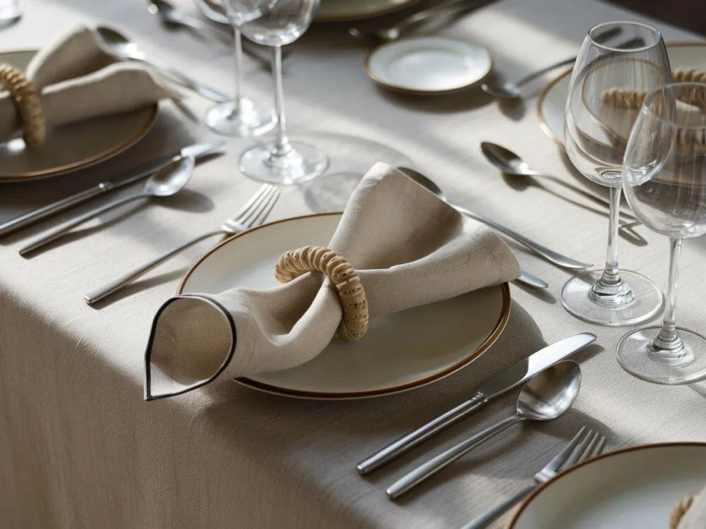 Jak złożyć serwetki na stół, aby zachwycić gości i dodać uroku