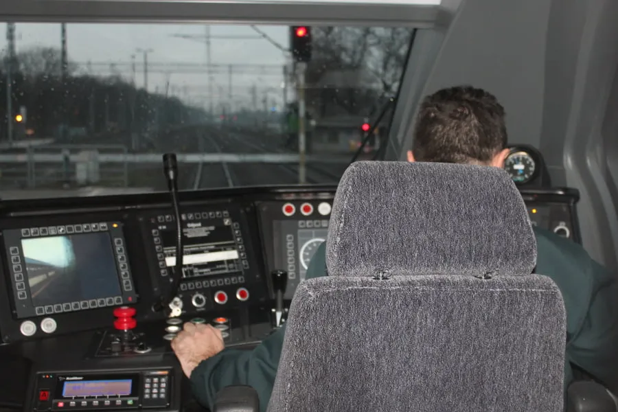 Ile zarabia maszynista intercity? Zaskakujące fakty o wynagrodzeniu