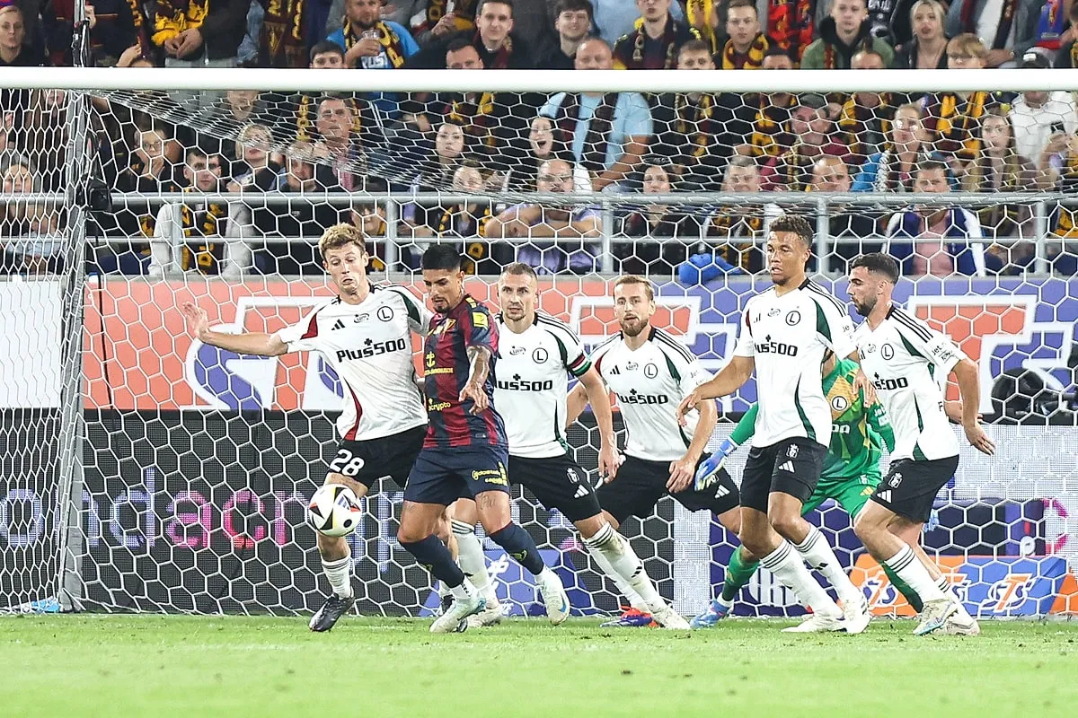 Ile zarabia piłkarz w Polsce? Zaskakujące różnice w wynagrodzeniach