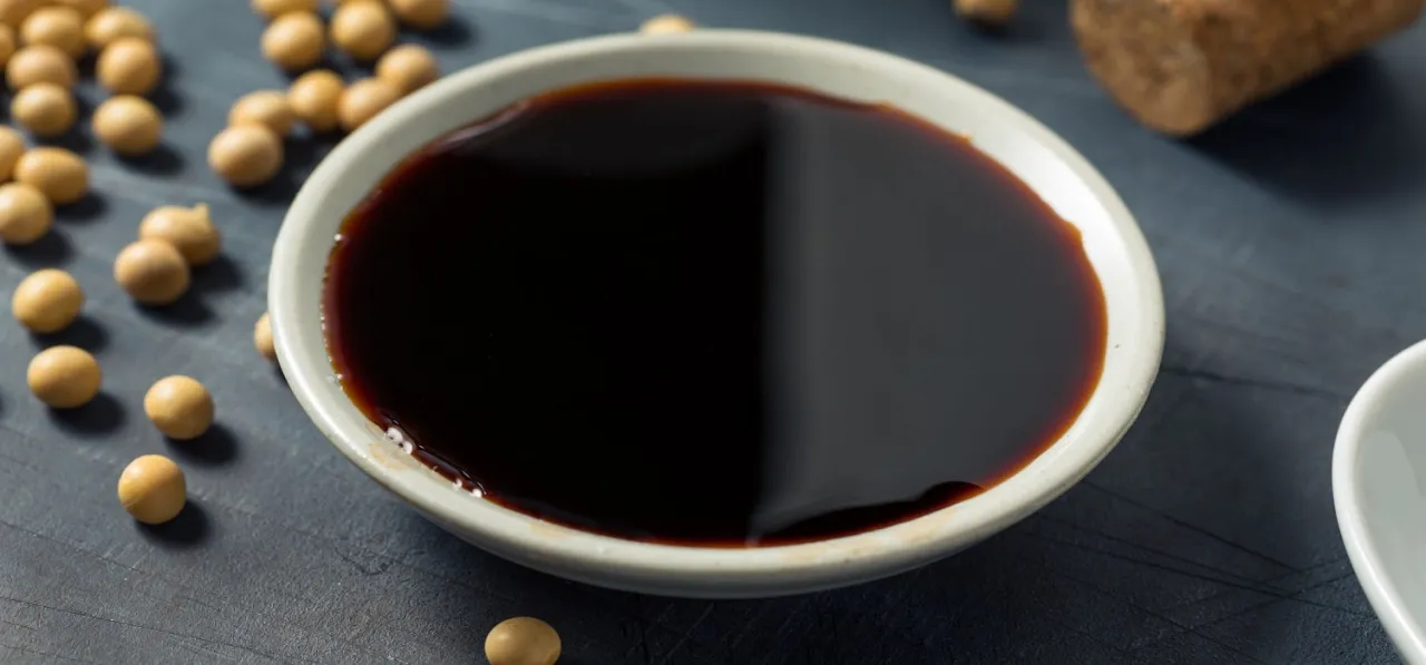 Z czego jest sos sojowy? Odkryj sekrety składników i fermentacji