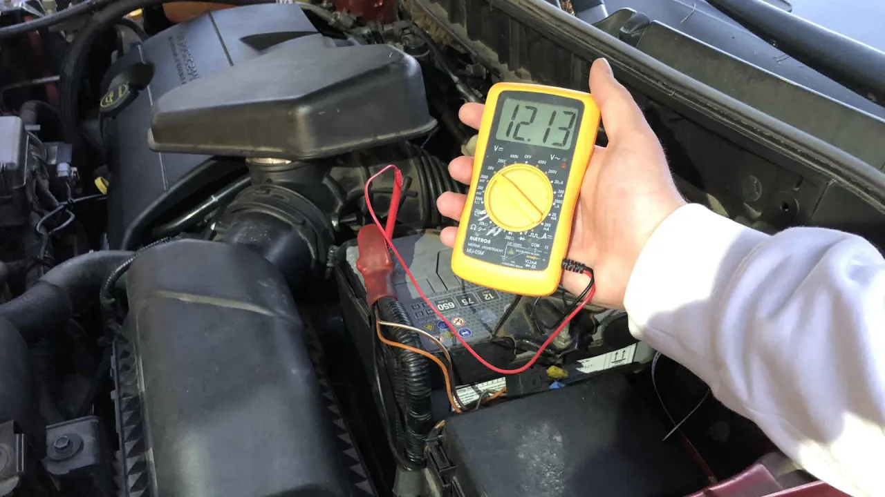 Jak sprawdzić alternator? Szybki test multimetrem i objawy