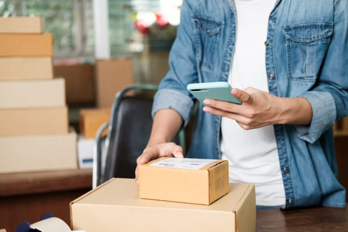 Czy kurier zapakuje paczkę? Sprawdź, co musisz wiedzieć przed wysyłką