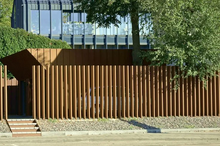 Czym ogrodzić działkę budowlaną? Poznaj najlepsze opcje ogrodzeń