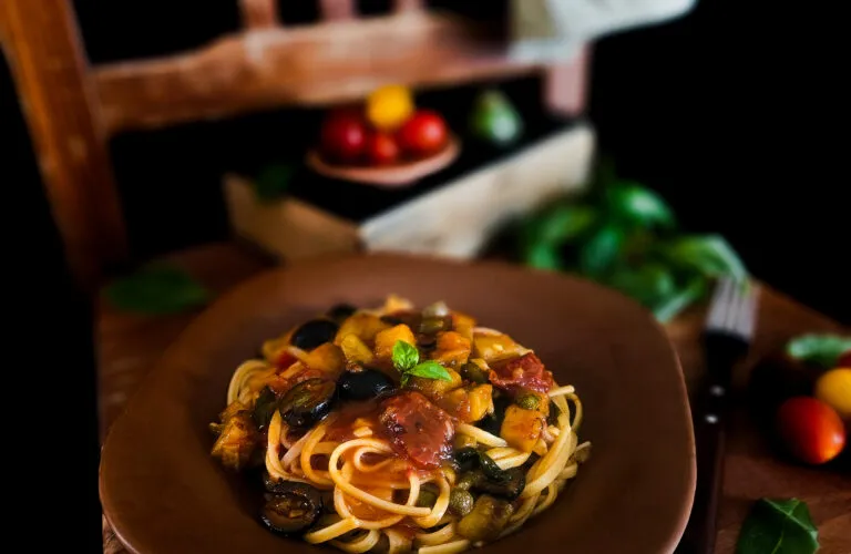 Spaghetti siciliana: tradycyjny przepis na pyszną pastę z bakłażanem