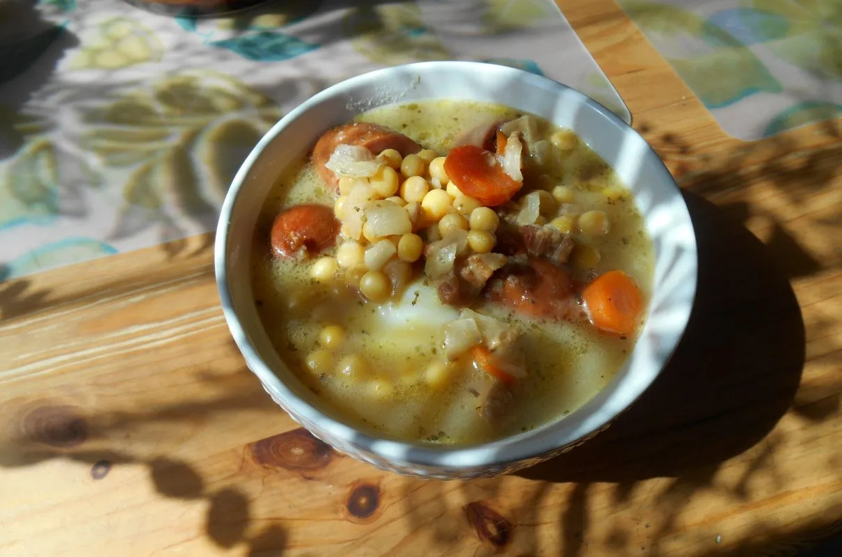 Jaką kiełbasę do grochówki wybrać, aby zaskoczyć smakiem?