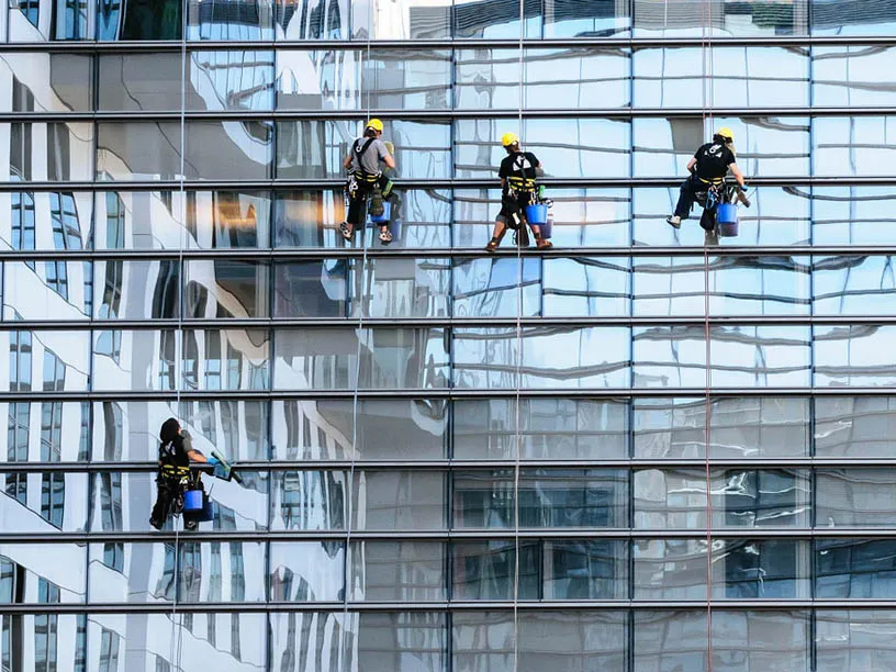 Mycie okien: 2 czy 6 razy w roku? Sprawdź, od czego to zależy
