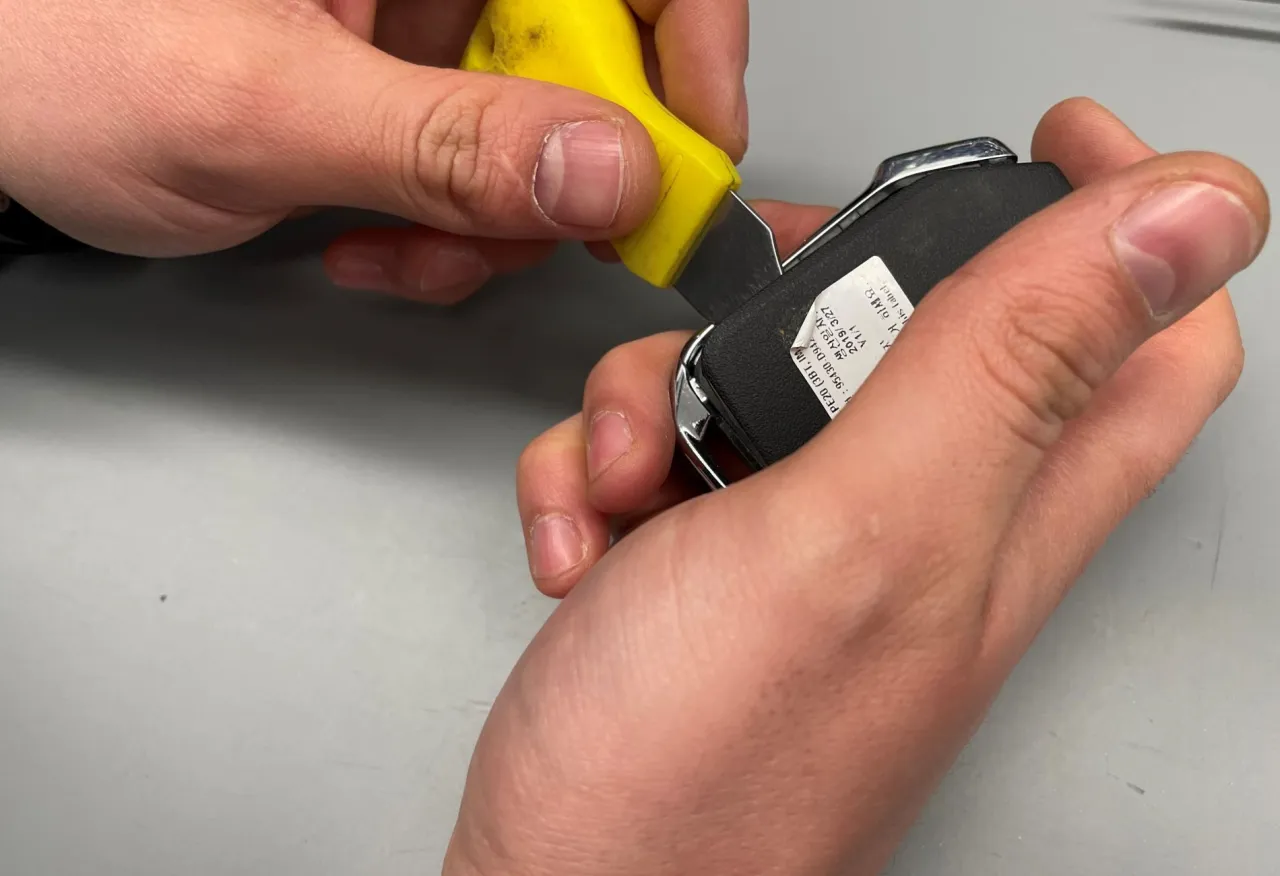 Jak bezpiecznie i szybko wymienić baterię w kluczyku Kia Sportage - krok po kroku