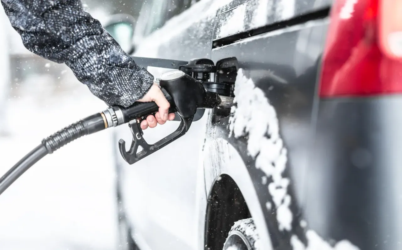 Czy benzyna zamarza - Sprawdź, dlaczego auto nie odpala na mrozie