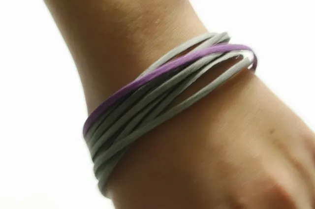Jak zrobić bransoletki z rzemyka - proste kroki i techniki plecenia