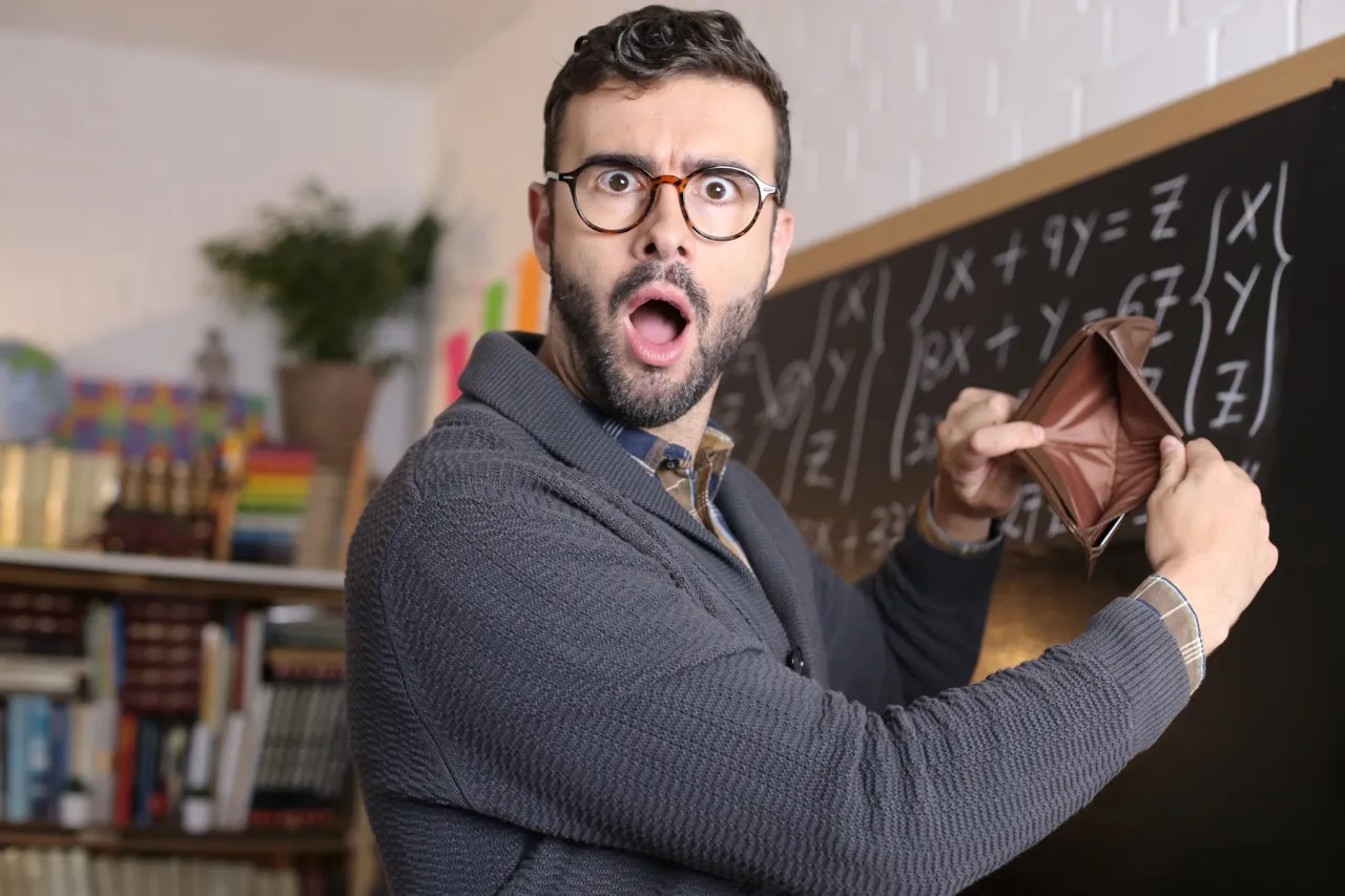 Profesor oświaty: Ile zarabia? Konkretne kwoty, stały dodatek, nagroda