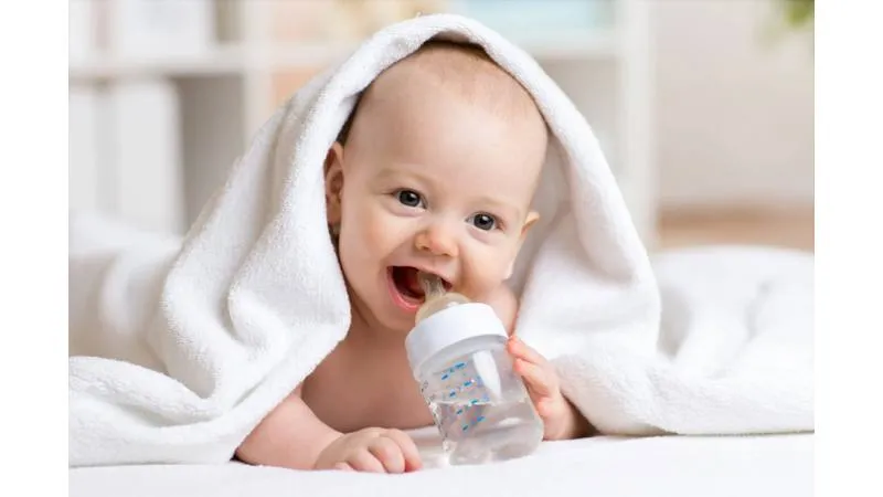 Od kiedy woda dla niemowlaka? Kluczowe informacje, które musisz znać
