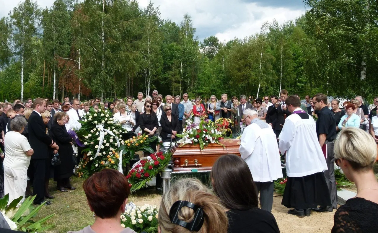 Jak sprawdzić datę pogrzebu w Tomaszowie Mazowieckim – ważne informacje