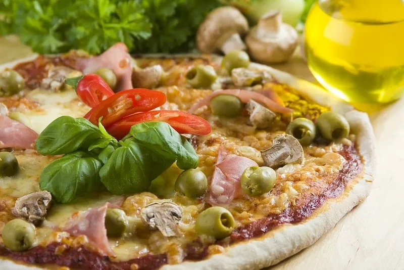 Z czym jest pizza capriciosa? Odkryj jej składniki i smaki