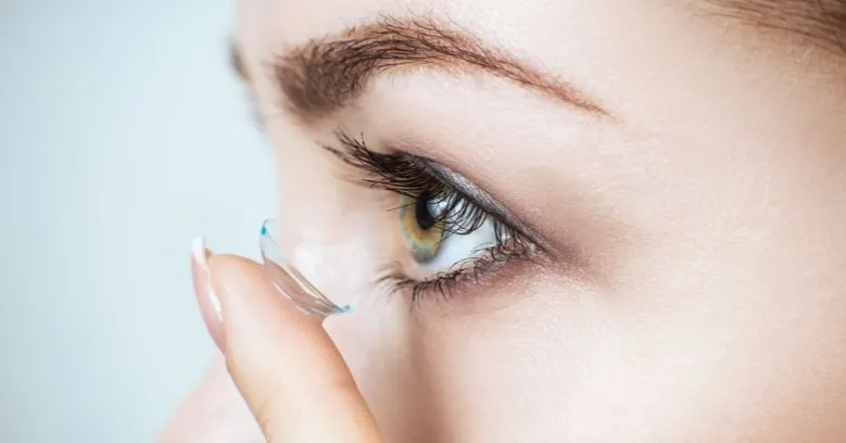 Jak założyć soczewki? Praktyczny przewodnik krok po kroku