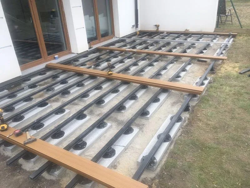 Jak zrobić taras na trawie – uniknij najczęstszych błędów w budowie