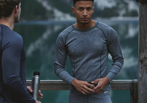 Jaką koszulkę w góry wybrać, aby czuć się komfortowo i bezpiecznie