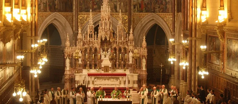 Ile trwa msza w kościele? Odkryj, co wpływa na jej długość