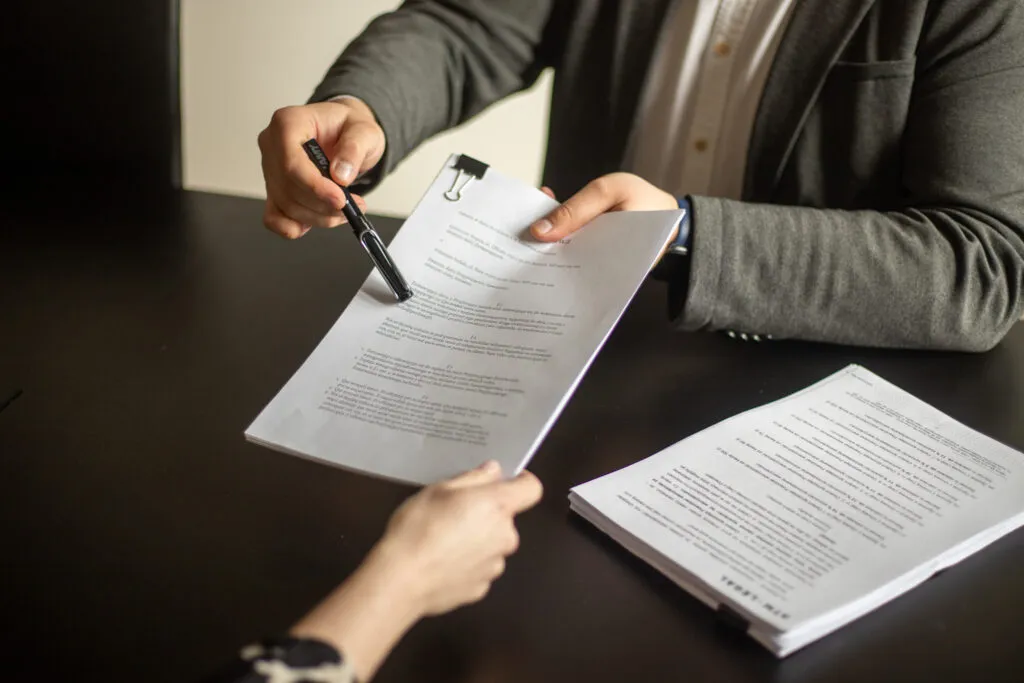 Praca na zlecenie co to? Zrozumienie umowy i jej konsekwencje