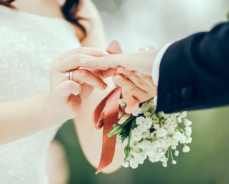 Obrączki z soczewką czy bez - komfort i styl, które wybrać?