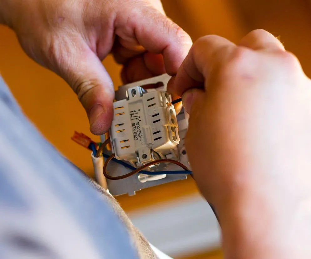 Ile kosztuje biały montaż elektryczny? Sprawdź ceny i ukryte koszty