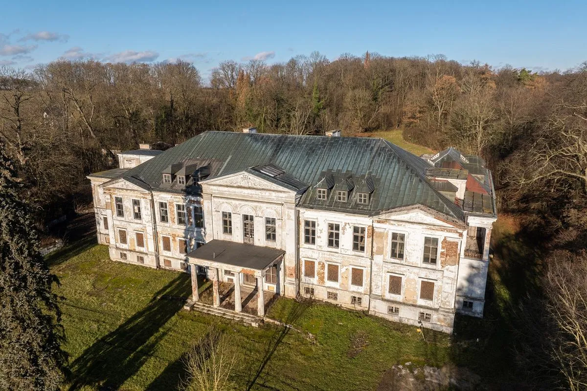 Pałac w Samostrzelu - historia, architektura i atrakcje turystyczne