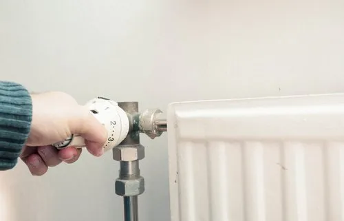 Kto odpowietrza kaloryfery w bloku? Sprawdź, zanim będzie za późno
