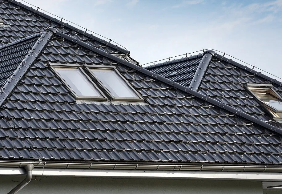 Dachówka ceramiczna czy cementowa: co wybrać, aby nie żałować decyzji?