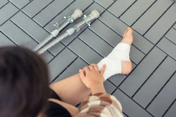 Jak pozbyć się opuchlizny po skręceniu kostki - skuteczne metody i porady