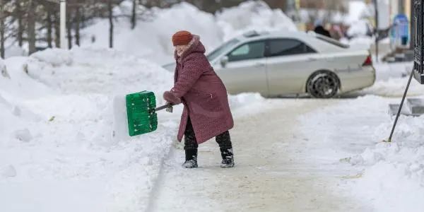 Kto ma odśnieżać chodnik na wsi? Sprawdź swoje obowiązki zimą