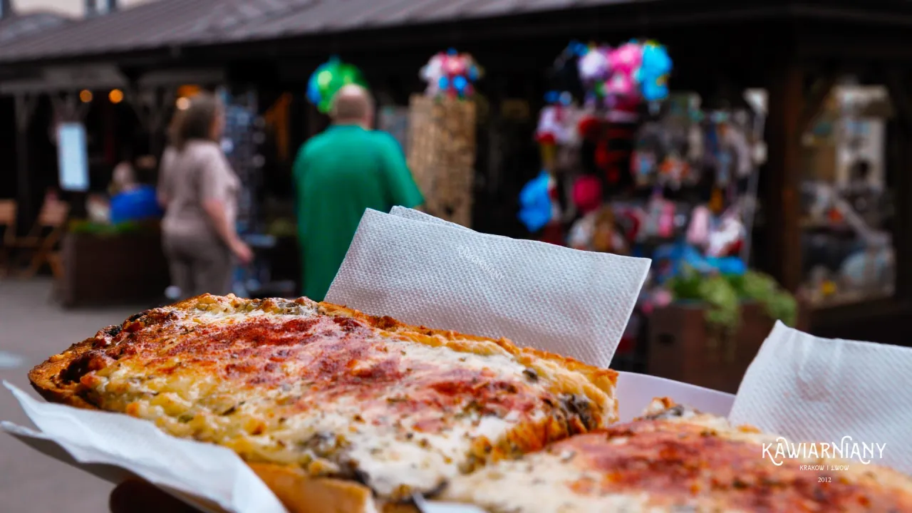 Zapiekanki z Placu Nowego: Którą wybrać? Przewodnik po Okrąglaku