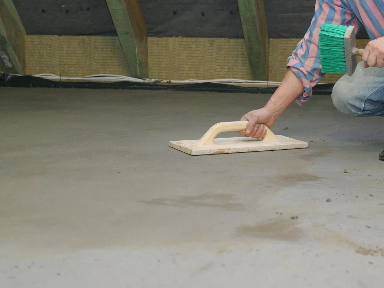 Tarka do betonu: Jak wybrać i używać do idealnej posadzki?