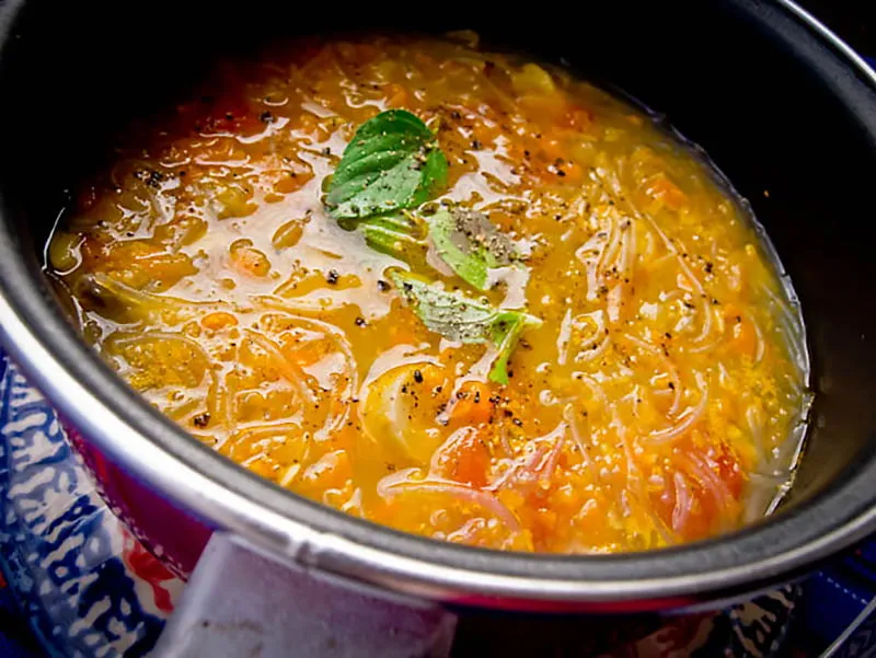 Zupy z makaronem: przepisy od klasyki po egzotykę. Jak wybrać makaron?