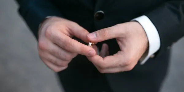 Na którym palcu obrączka w Polsce? Poznaj tradycje i znaczenie